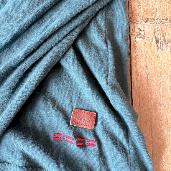 Peace Love World long-sleeve top - Picture 2 of 4